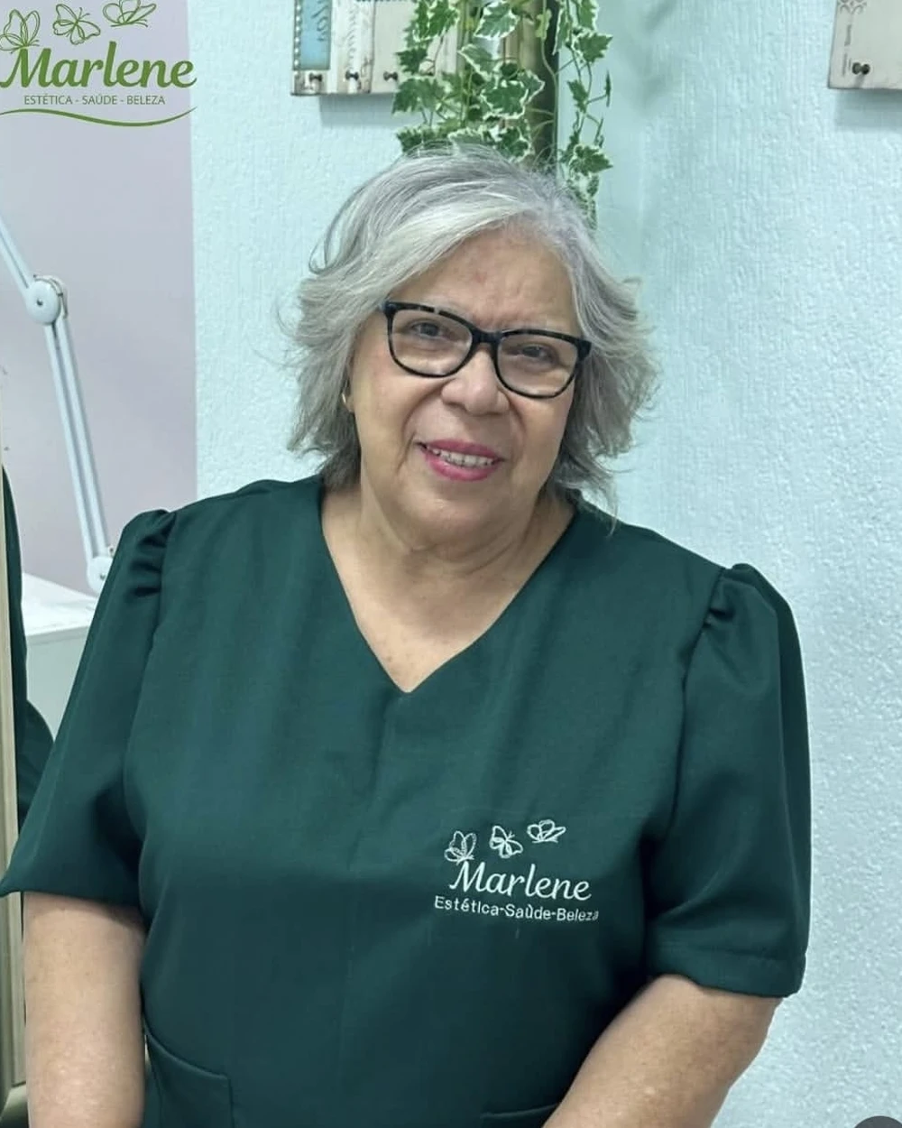 Marlene Romeiro, esteticista há 29 anos, no atendimento de estética e pós-operatório em Hortolândia/SP